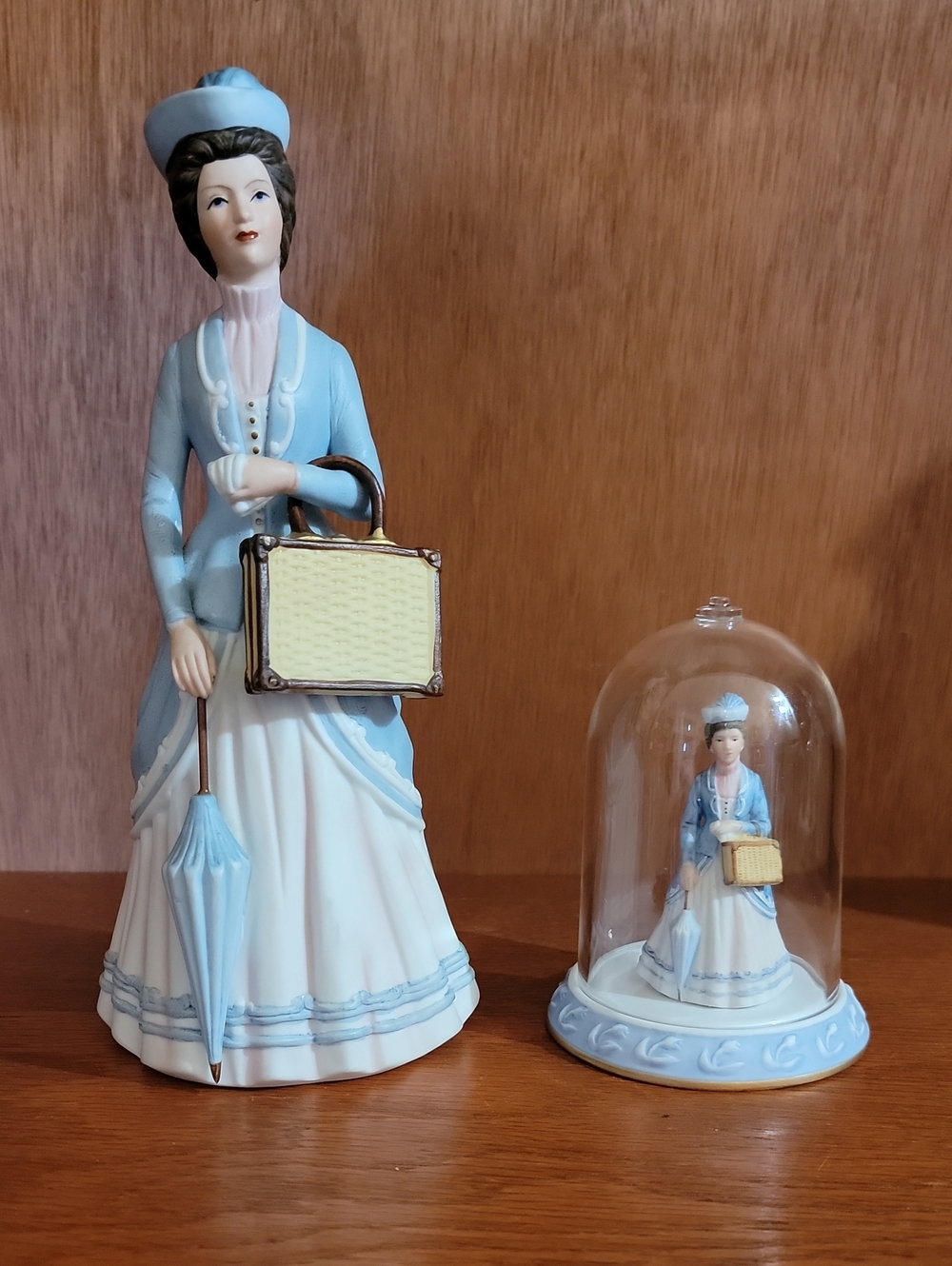 Avon The 1979 Albee Award Figurine W/ Miniature And Dome